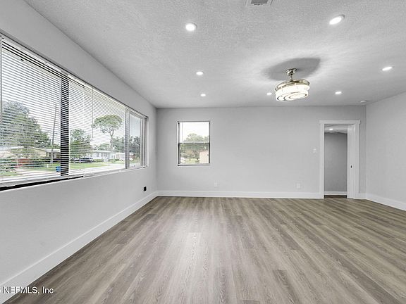 4th image of 6012 MEADOWS Lane