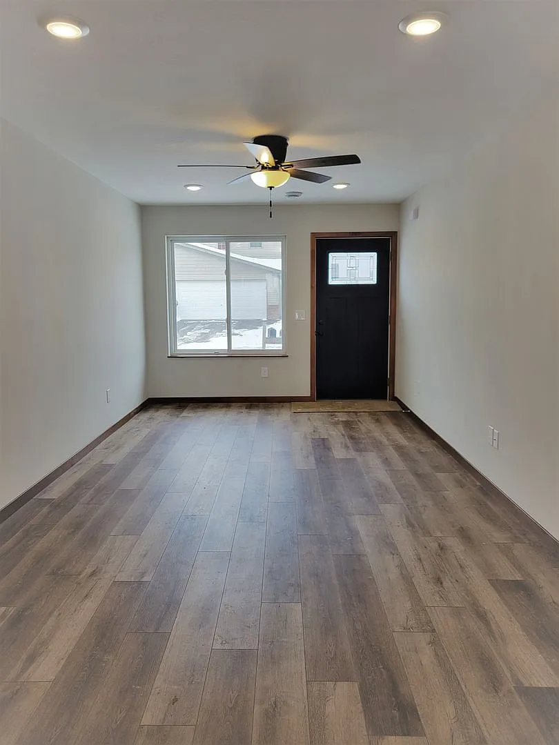 Middle Unit Townhouse — Photo 4