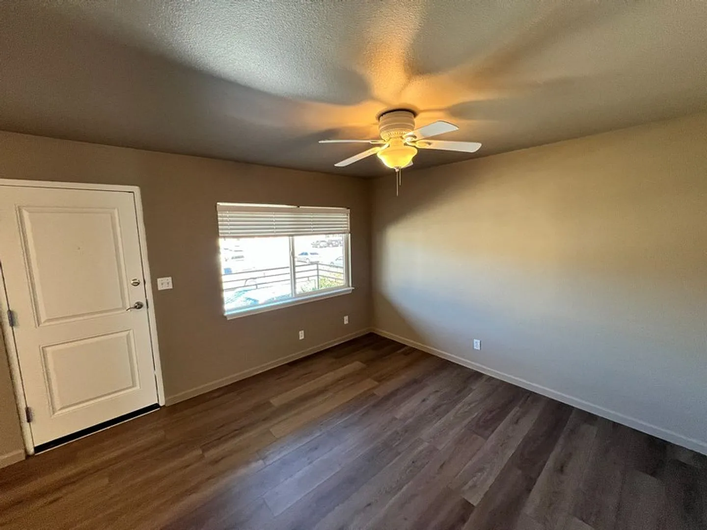 Refreshed One Bedroom Upstairs Corner Unit Close to Renown & VA Hospital — Photo 3