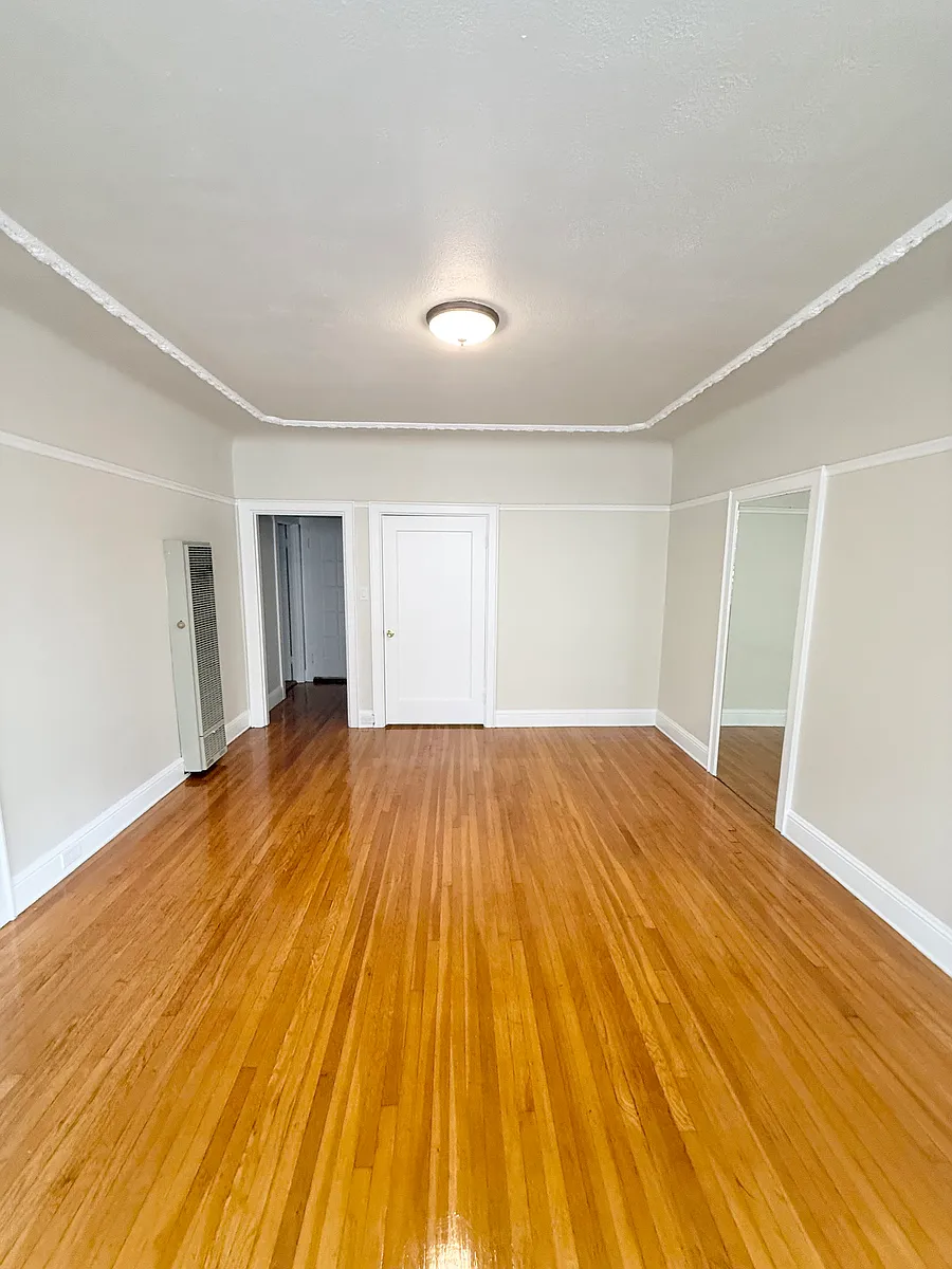 Building Photo - 950 Bay St #9