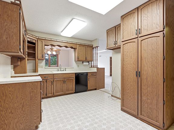 5th image of 610 Fairlawn Dr