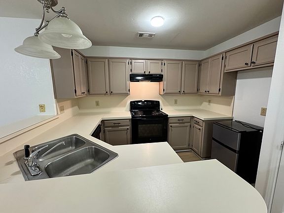 5th image of 2812 Howard Ct