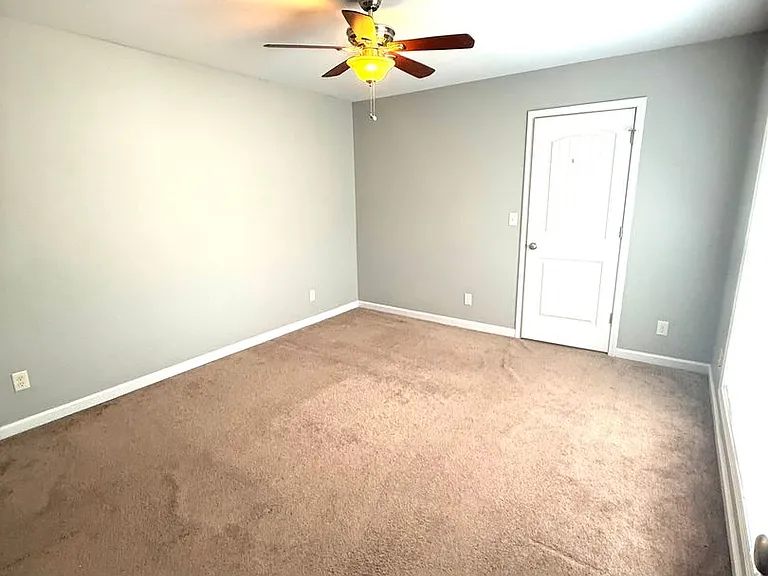 6320 Burbank Crossing Loop — Photo 8
