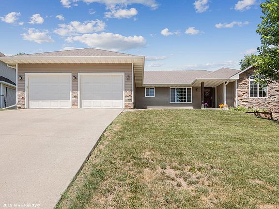3rd image of 810 Greenwood Hills Dr