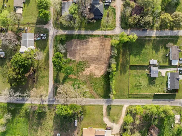 320 Douglas St #2, Lexington, TX 78947