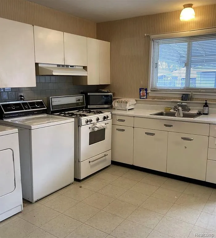3 bed, 1.0 bath, 980 sqft, $1,500 — Photo 3