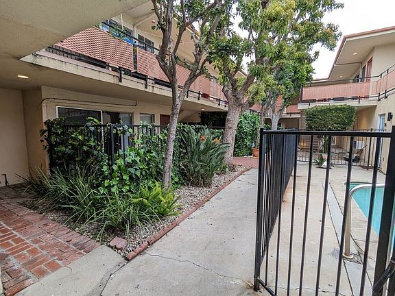 3rd image of 6136 Fulton Ave #9