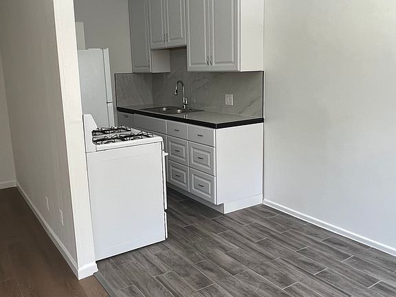 3rd image of 3110 Livonia Ave #3