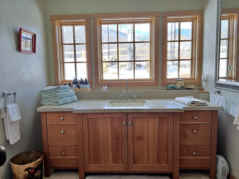 890 Sabeta Dr — Photo 3