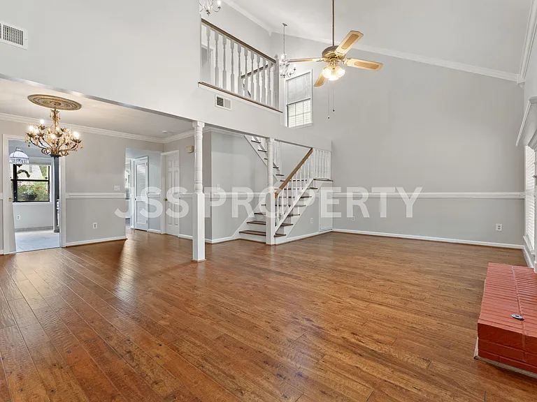 2267 Cheshire Dr — Photo 4