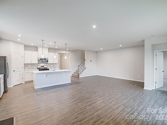 5th image of 2814 Westmont Dr