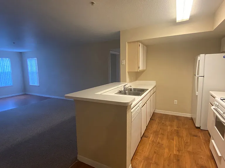 Waterford Pointe Apartments — Photo 24