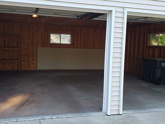 4th image of 640 Koronis Ave