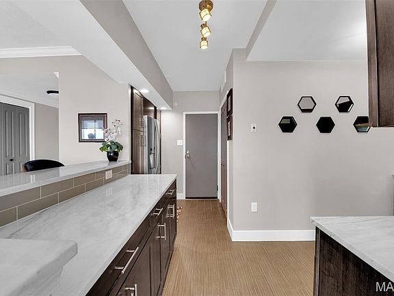 3rd image of 900 S Hanley Rd APT 15B