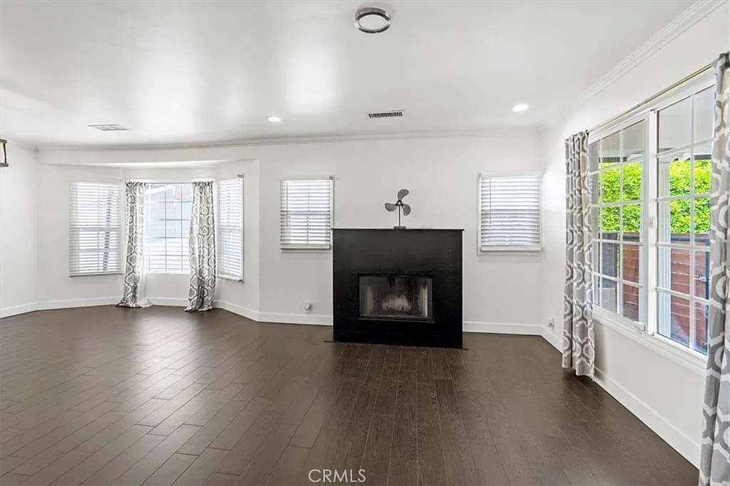 2 bed, 1010 sqft, $4,000 — Photo 3