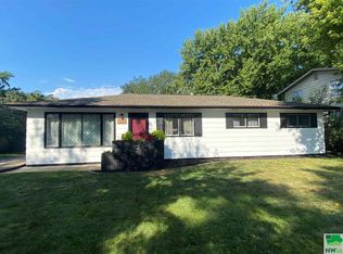 1218 Valley View Dr, Vermillion, SD 57069