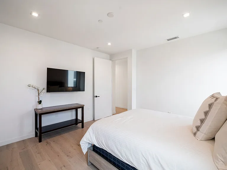 2435 S Penmar Ave — Photo 35