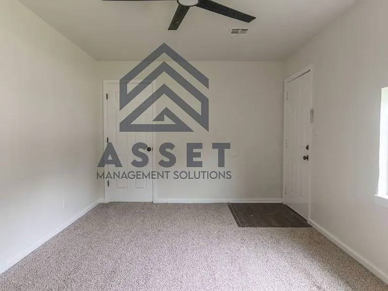 1040 Sycamore Dr — Photo 8