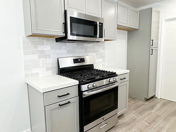 3rd image of 13612 Stanbridge Ave