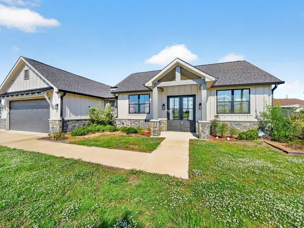 312 W James St, Mabank, TX 75147