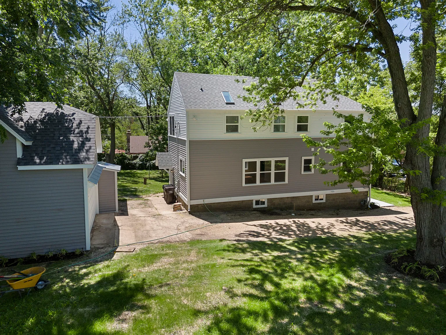 3 bed, 2520 sqft, $2,995 — Photo 3