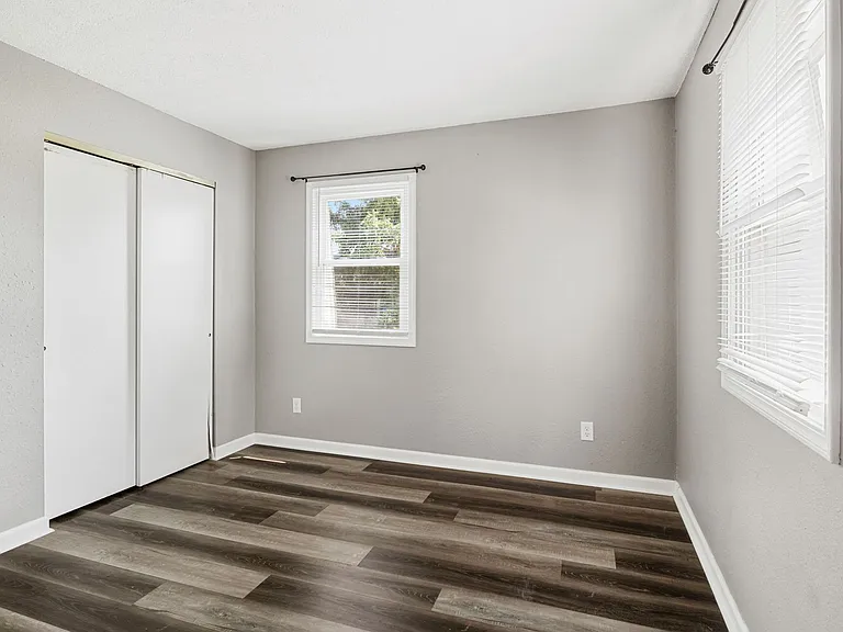 Lincoln Apartments — Photo 12