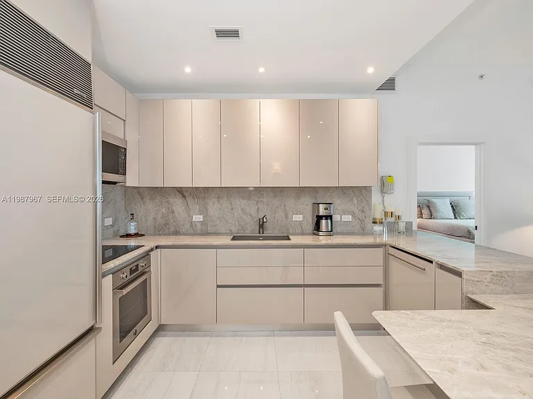 6799 Collins Ave #501 — Photo 8