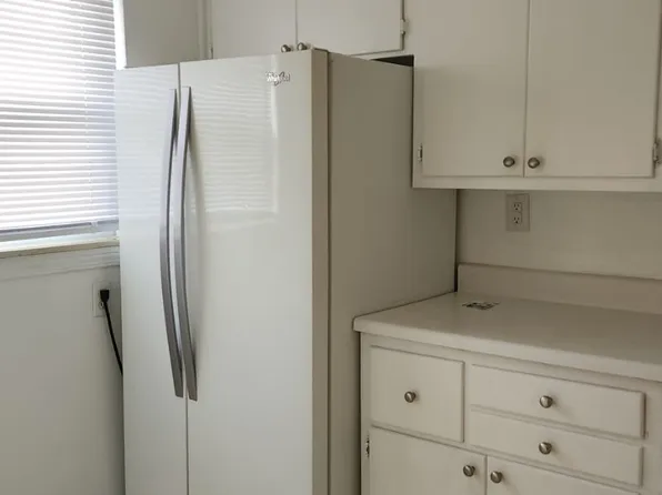 21319 Kingsville St APT 104, Harper Woods, MI 48225
