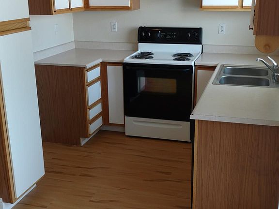 KITCHEN LOCATED NEXT TO BACKYARD