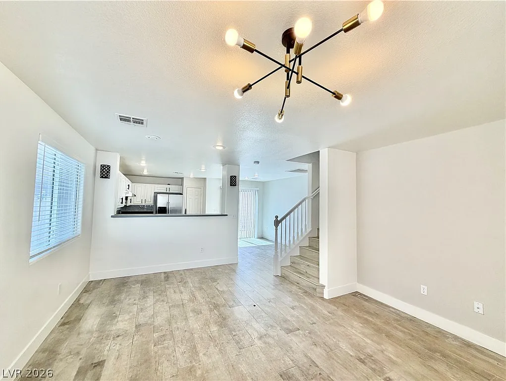 5 bed, 3.0 bath, 1937 sqft, $2,295 — Photo 3
