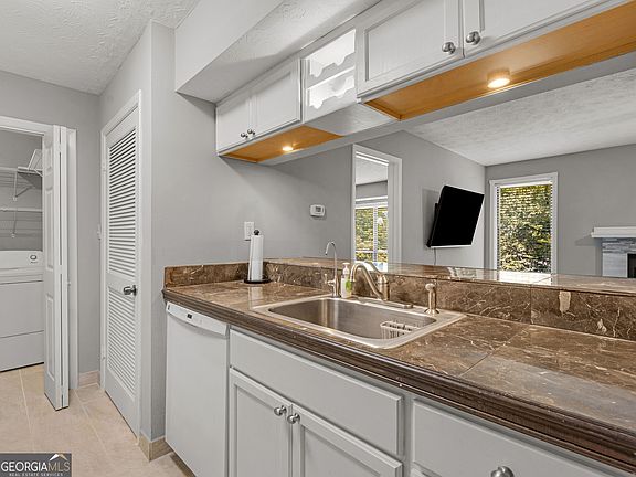 3rd image of 903 Tuxworth Cir