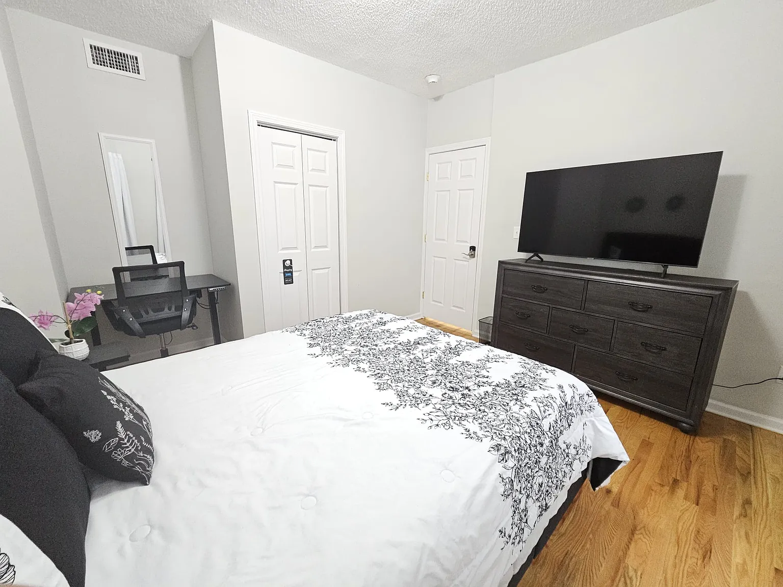 3 bed, 1200 sqft, $1,200 — Photo 2