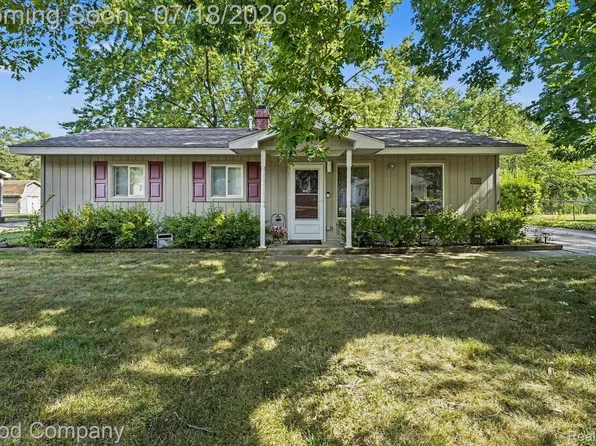 6284 Woodsdale Dr, Grand Blanc, MI 48439