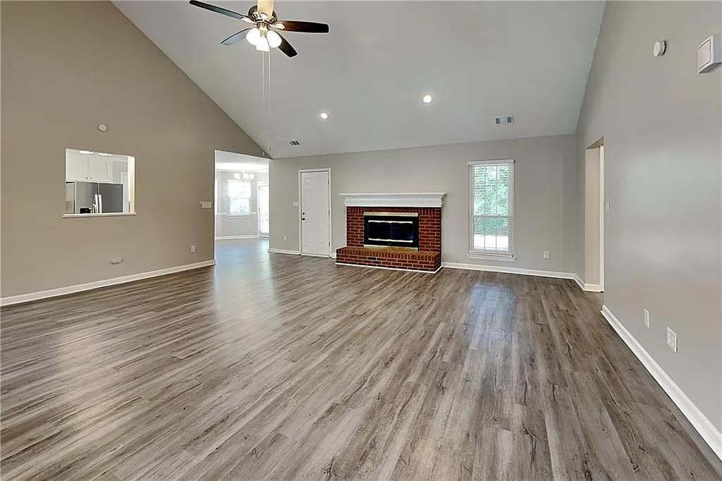 3 bed, 2.0 bath, 2601 sqft, $2,095 — Photo 2