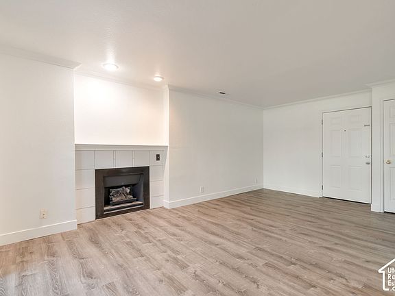 3rd image of 875 E Arrowhead Ln Unit 13