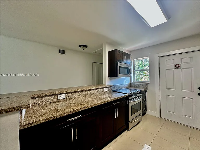 1540 SW 5th Pl #4 — Photo 5