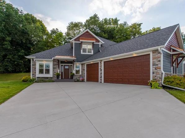 1523 Red Oak DRIVE, Hartford, WI 53027
