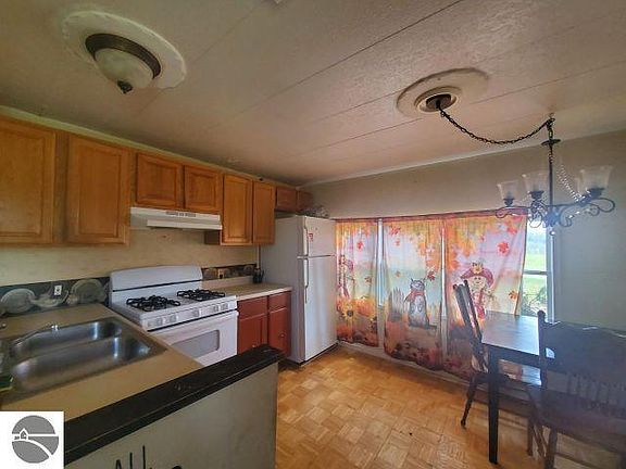 5th image of 1570 B St