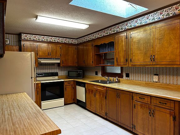 5th image of 2414 Hunt Club Rd