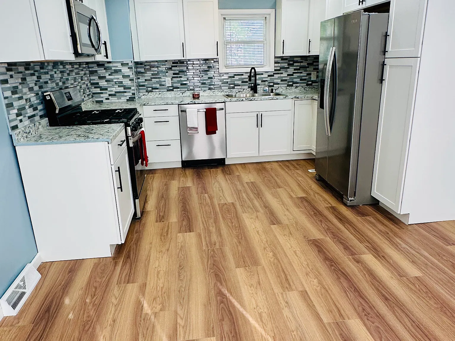 3 bed, 1.5 bath, 1208 sqft, $2,400 — Photo 3