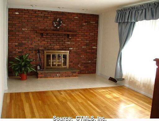 Livingroom w/fireplace