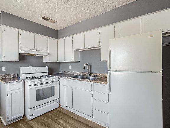 3rd image of 524 Vermont St NE APT D