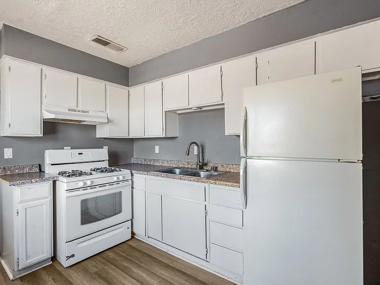524 Vermont St NE #D — Photo 3