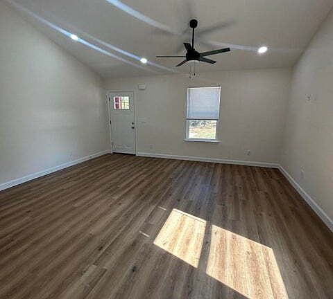 4th image of 552 Kings Lake Blvd