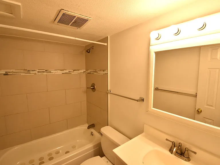 1920 19th St #6 — Photo 9