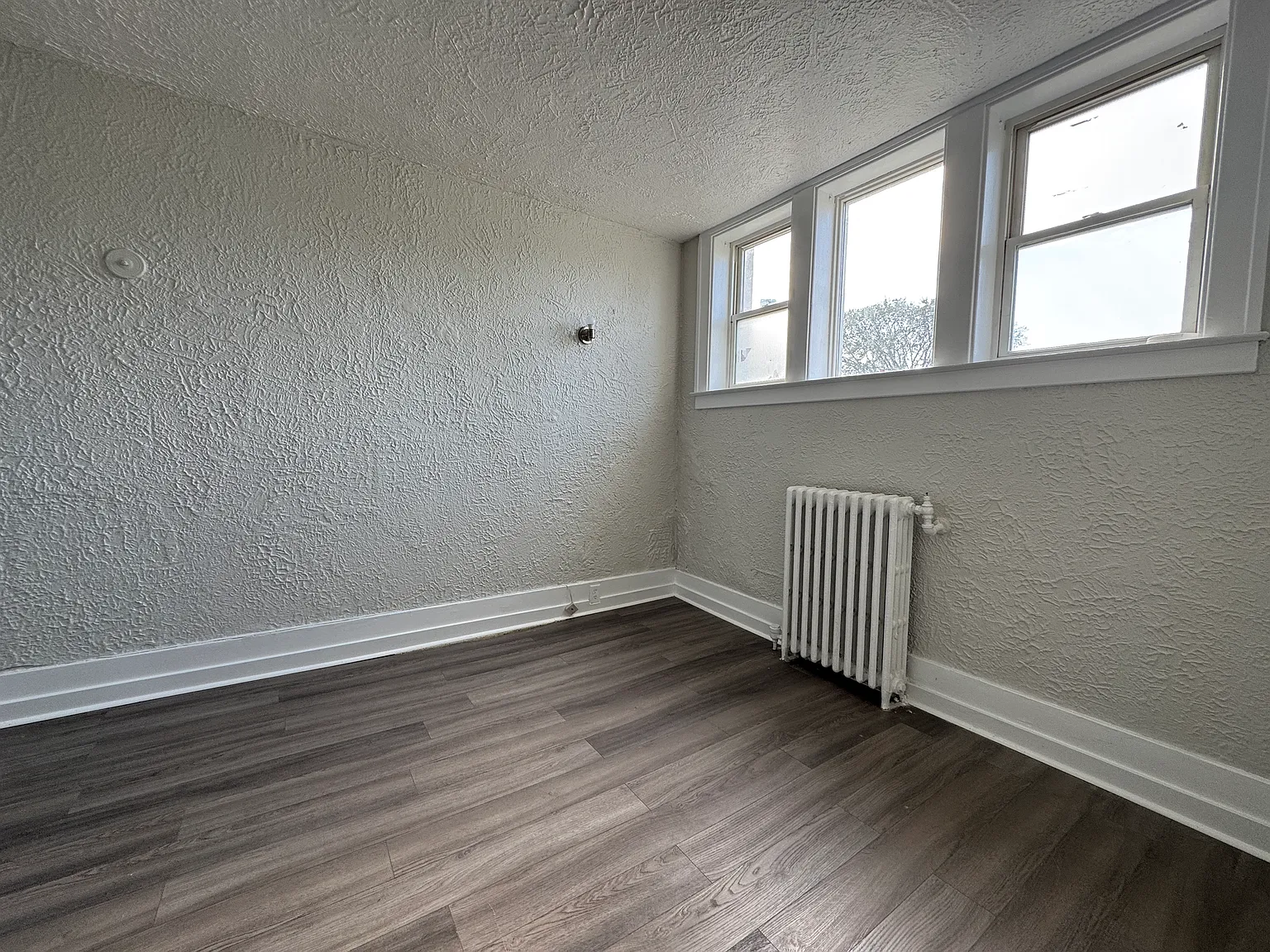 208 Giles Boulevard East Windsor — Photo 3