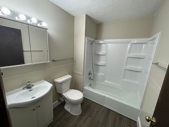 3rd image of 205 Owen St Unit 2