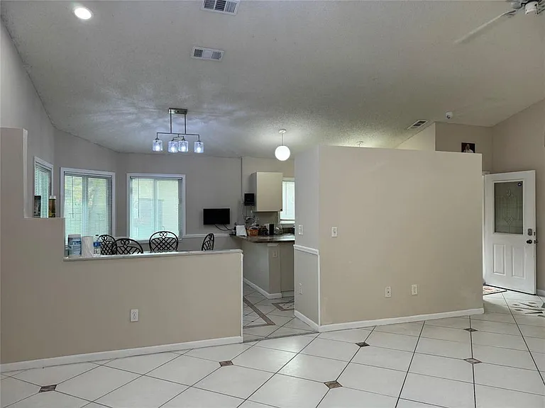 1038 W Jasmine Ln — Photo 2