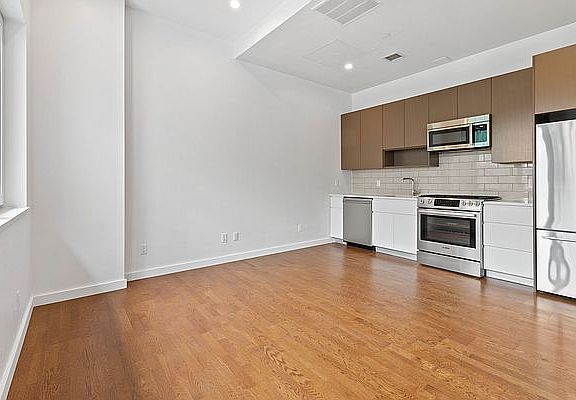 4th image of 27-17 42nd Rd Penthouse 2H