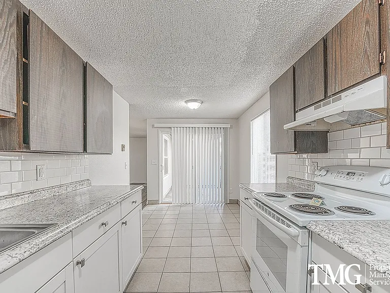 Willow Creek Apartments — Photo 8